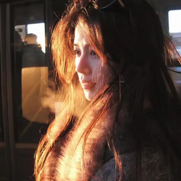 隔楼女孩：我们之间的层距